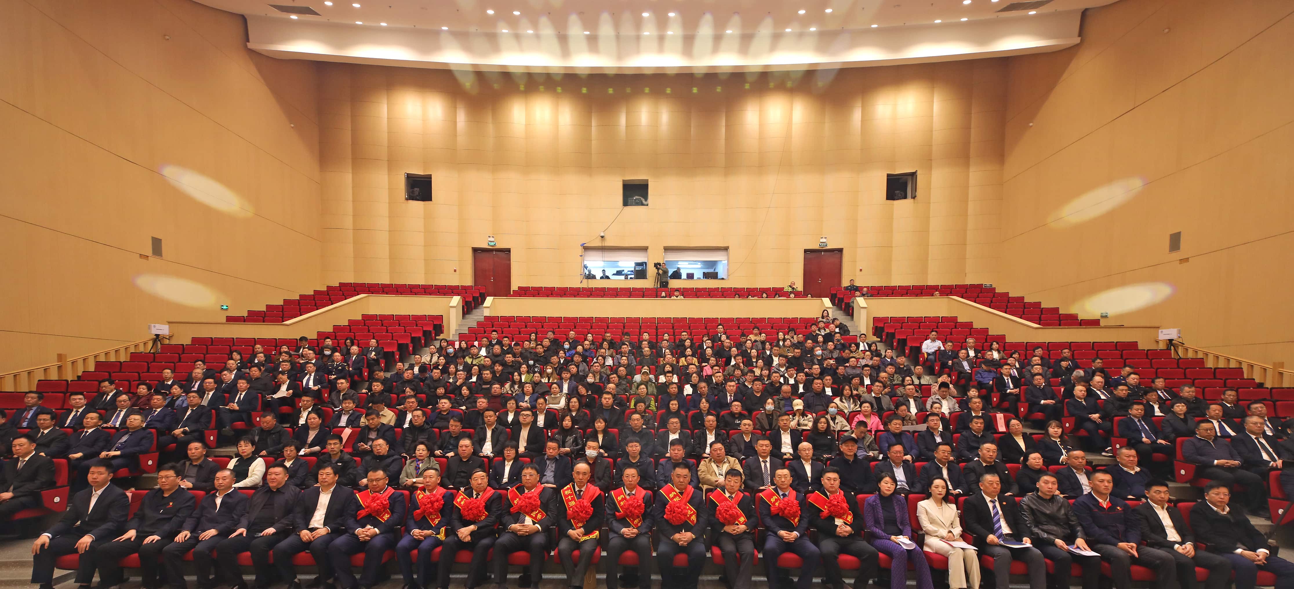 正業集團再登納稅十強榜！董事長趙立君出席全市民營經濟大會接受表彰(圖4)